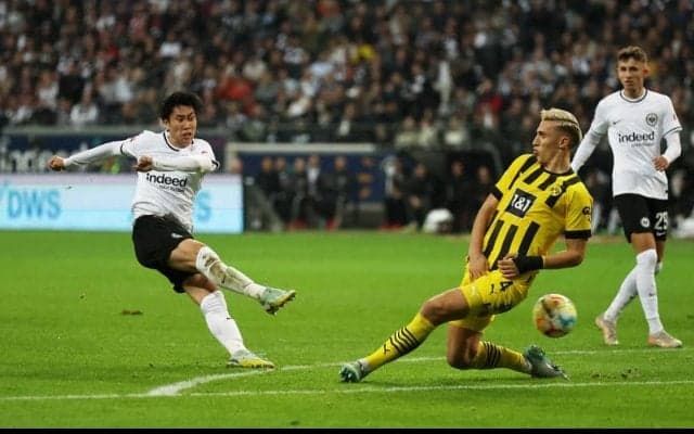 【ブンデスリーガ日本人選手】鎌田が2戦連発もドルトムントに惜敗… 首位ウニオンはラストプレー弾で逆転勝利！