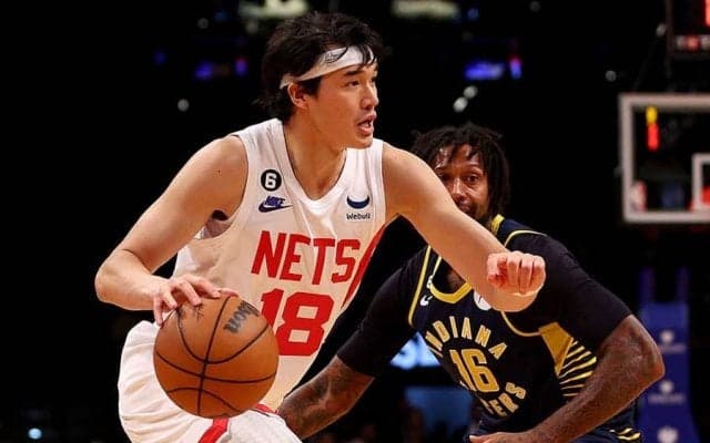 渡邊雄太、悲運のオウンゴール珍事にNY実況席も驚き「自軍にダンクを決めてしまった！」