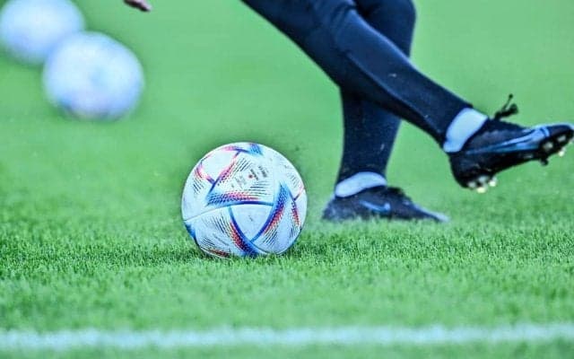 わきの下をコチョコチョ…アヤックスMFの斬新守備戦術が「ファン・ダイクを止める唯一の方法」と話題に！  セットプレーで用いたまさかのプレーを欧州CL公式が紹介