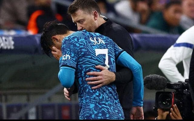 韓国代表FWソン・フンミンが脳震盪で途中交代…代理指揮官「検査を待つばかり」