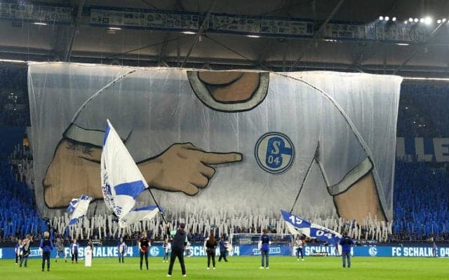 最下位に沈むシャルケを支えるサポーターのコレオが圧巻！色が変わる仕様に「鳥肌級」「過去最高の傑作」