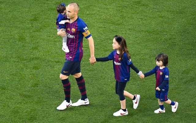 「天才だ」「やっぱり親子」イニエスタの息子が元日本代表を手玉に取り、鮮やかループを沈める「発想が素晴らしい」