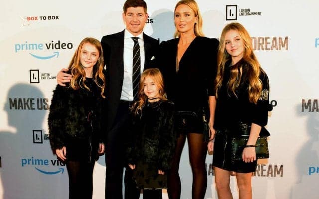 なぜ娘が下着姿？ ジェラード氏が誕生日を祝福も投稿写真に非難殺到「下着姿の11歳の写真は祝う最良の方法ですか？」