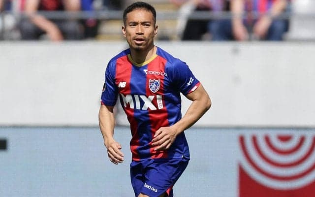 「豪華な3ショット」「凄すぎ！」4度目のW杯に臨む長友佑都が中村俊輔、松木玖生とのスリーショット公開「最高のバトンタッチ」