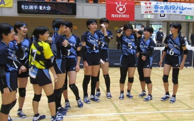 三浦学苑、初の第１代表に涙ぐむ　横浜隼人に逆転勝ち　神奈川大会／春高バレー