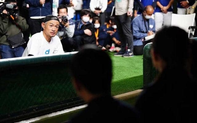 本音トークのイチロー氏が「いやどんな体勢」　女子高生に語り掛け「これは嬉しい」