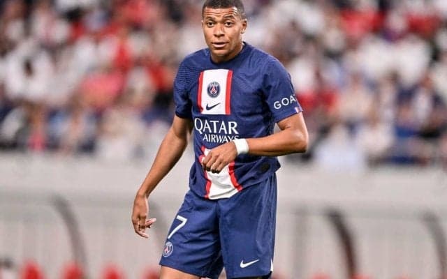 ｢ガッティがムバッペに振り回されて失点した｣!! フランス代表FWムバッペが体を掴まれてもゴール! PSGのユベントス撃破に貢献した先制ゴールの｢決定的写真｣