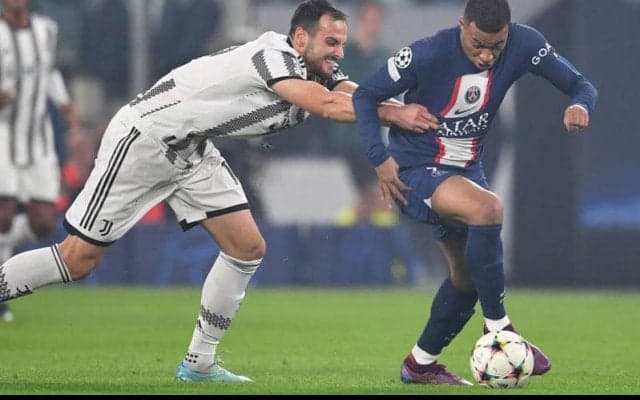 「推進力がすごい」「ロナウドみたいだ」ファウルもお構いなしなムバッペのパワフル弾がCL週間ベストゴールに