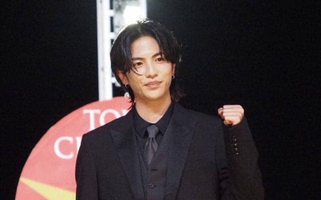 TCKイメージキャラクター志尊淳さんが、帝王賞の表彰式プレゼンターを務める