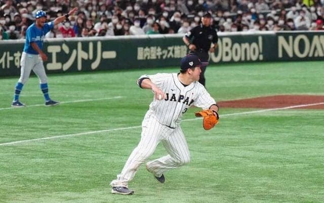 侍ジャパン、一瞬の“トリプルプレー”に場内騒然　一塁起用の牧秀悟が好処理
