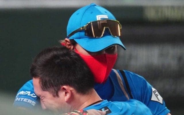 杉谷拳士、現役“ラスト打席”に号泣　右飛に倒れ新庄監督と抱擁…場内は拍手喝采
