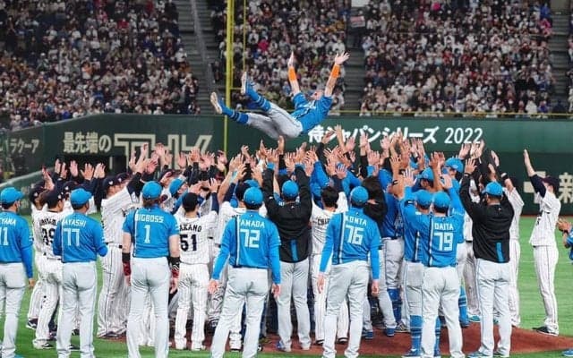 引退の杉谷に異例の“両軍胴上げ”　5度宙に舞う…侍J栗山監督も労い、愛された男の象徴