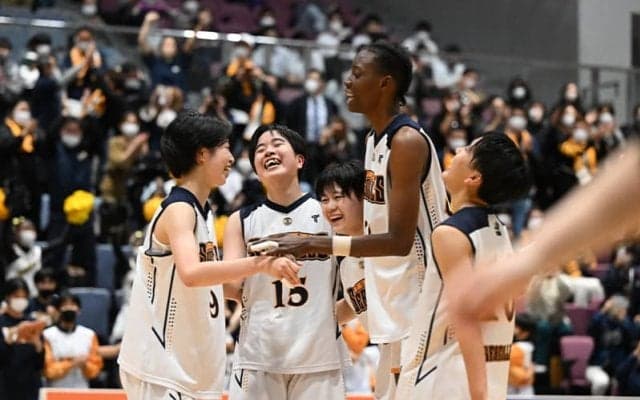 第4クォーターで攻防ともに狙い通りのプレーを発揮した東海大福岡が接戦を制して優勝