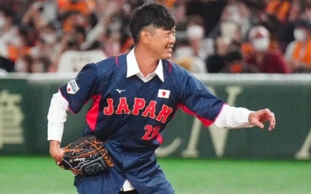 内海哲也が侍J強化試合で始球式　ユニホーム姿に「重いですね」阿部と久々コンビ