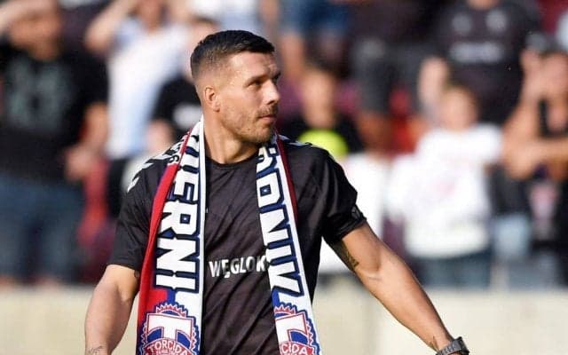 「なんだこれ?!」ポドルスキの「60mゴール」が『キャプテン翼』とコラボ映像に！ 漫画レベルのスーペルゴラッソは大空翼と入れ替わっても遜色なし⁉