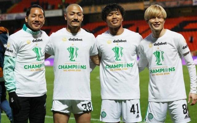 セルティックがチームフォト公開も井手口陽介が話題に「汚れ仕事を」「なんで後ろ？」…日本人4人はどこ!? 