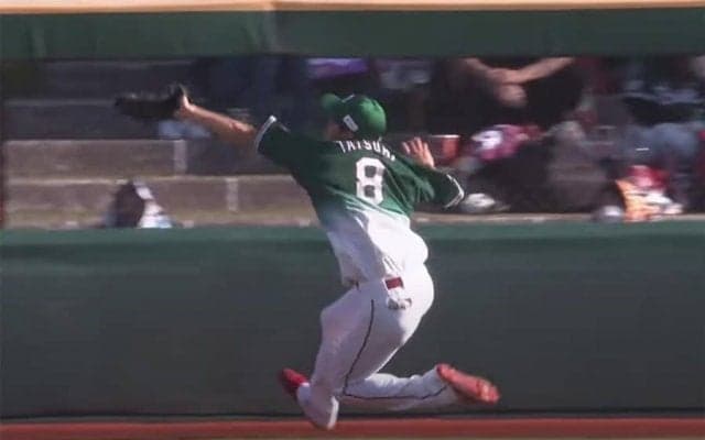 30m爆走からの曲芸キャッチ　実況も絶叫した美守が「恐ろしくて仕方ない」「化け物」