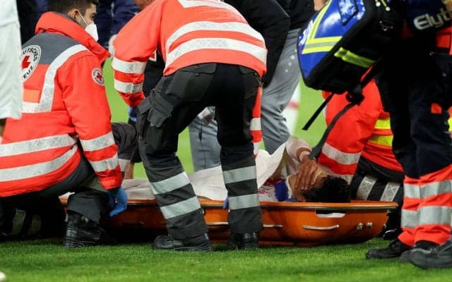 「重度の脳震とうの疑い」日本代表に続く不運、後頭部を強打し意識失った遠藤航の状態を監督が説明、SDは「母国のためにプレーできることを願っている」