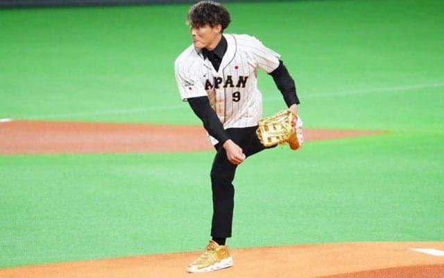 引退の糸井氏、侍J始球式で金グラブ投げ入れ　新庄監督の要望は「やらなしょうがない」