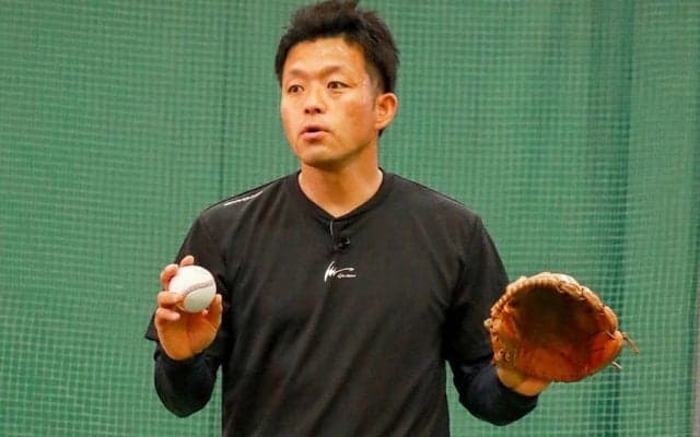 フライを「両手で捕れ」は正しいのか？　プロの名手が野球少年へ明かす守備のコツ
