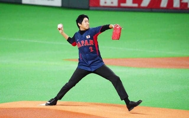 爽やか笑顔で魅了…内田篤人さんが109キロ始球式「松坂さんのフォームで」　球場喝采