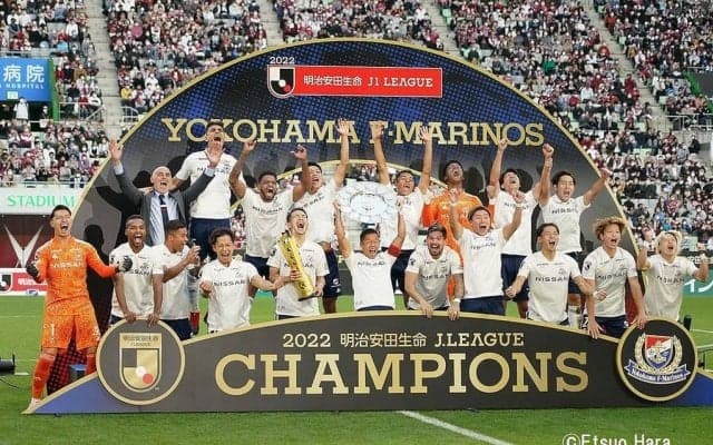 「いい！20000回ぐらい見れる…！」横浜FMの優勝時の「舞台裏での大合唱映像」が大反響！ 歓喜のロッカールーム動画に、「優勝するって最高だな」と感慨深いコメント続々