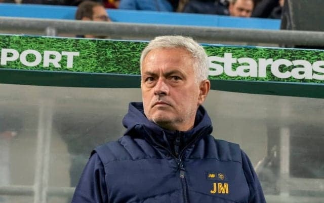 「愛される理由だな」ASローマのモウリーニョ監督、ベンチ裏の少年に「ジャージをプレゼント」! HT後の出来事にファン歓喜