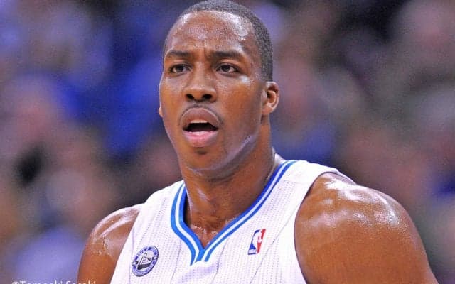 元NBAハワードが台湾入り、深夜の到着も多くのファンが出迎える