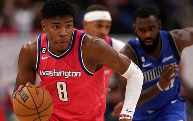 八村がマブス戦で見せたタフショット…「自分でもすごいと思った」と会見で笑みをこぼす