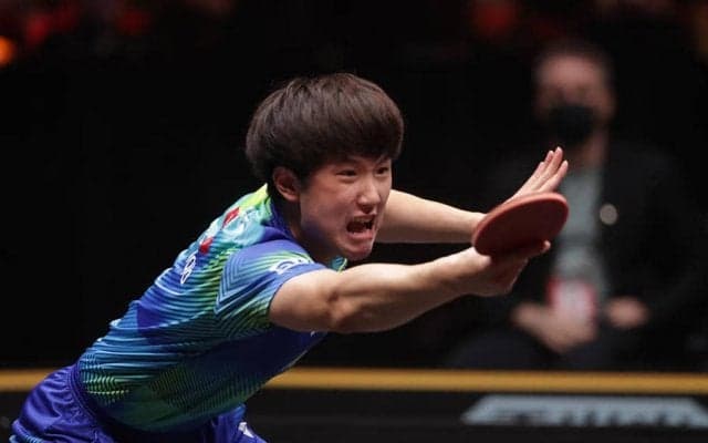 張本智和 完全アウェーで奮闘も準V 中国次期エース候補にリベンジ許す【卓球 WTTカップファイナルズ】