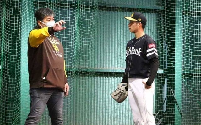 野茂英雄氏が鷹・板東湧梧に“トルネード”の極意伝授　宮崎での秋季キャンプを訪問