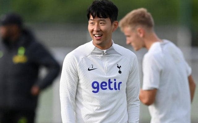 「韓ドラみたい」「何回も見ちゃう」満面のソニースマイル！眼鏡姿のソン・フンミンがトッテナムの逆転勝利を喜ぶ