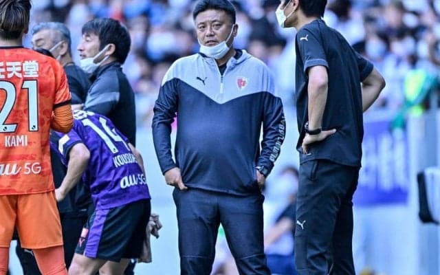 「こんなん涙でる」京都の残留直後の映像にファンが感動の声！  J1残留を成し遂げた選手を受け入れる曺貴裁監督の姿が「電車で見たらあかんやつ」と心を掴む