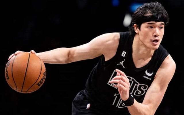 渡邊雄太のNBAストーリーの新たな章がスタート…キャンプ契約からクロージングラインナップに