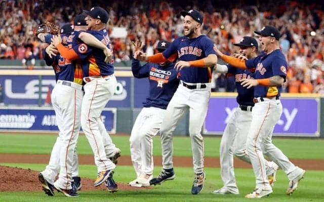 【MLB】「こんな大金見たことない」　アストロズVで105億円得た老人…札束の“雑すぎる”扱いに注目