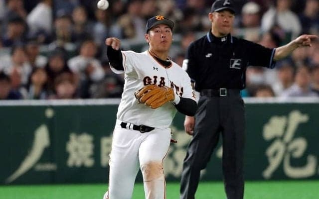 巨人・岡本和 GG賞受賞も「このままでは三塁を守ることができない」指揮官から「酷評」された理由
