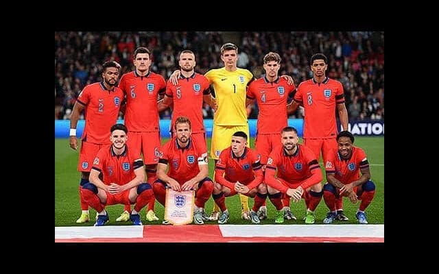 イングランド代表が集合写真を公開も、1人だけ“ぼっち”？3年ぶりに招集された選手の立ち位置が話題に