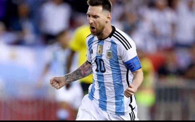 メッシがW杯で“黄金に輝く” スパイクを着用か、練習で一般には流通していないモデルを試し履き