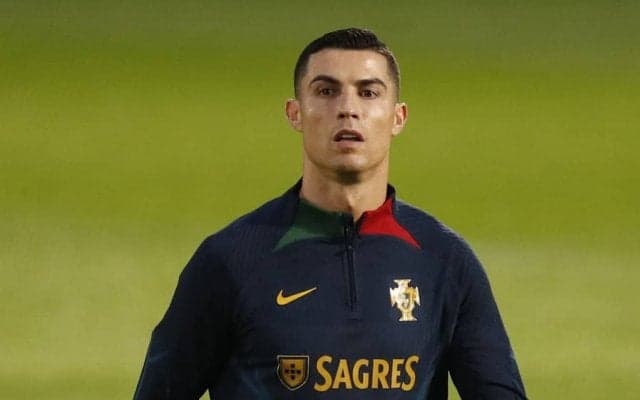 ｢気まずそう｣! 問題発言のC ・ロナウドにブルーノ・フェルナンデスが素っ気ない挨拶で話題…ポルトガル代表に合流も、ロッカーでの一幕に｢見ててめちゃくちゃ辛い｣などの声