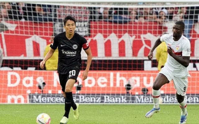 「ボール蹴ってるー!」フランクフルトMF長谷部誠が埼スタでトレーニング! 古巣・浦和レッズのサポーターからは「おかえりなさい」の声