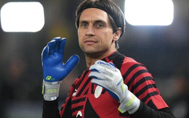 ミラン第2GKタタルサヌが乱視矯正手術を実施、反応UP&ケガ対策にも