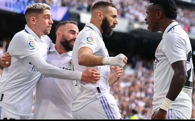 レアルの選手たちにBMWの電気自動車が贈呈！黒・シルバー・青・グレーの中でただ1人グレーを選んだのは？