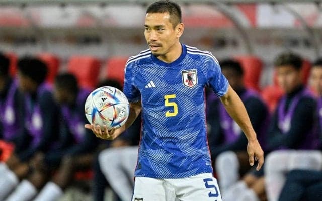 W杯公式SNSが長友佑都を紹介! 『ドラゴンボール』の必殺技を繰り出す写真に、「スーパーサイヤ人」「日本は世界王者」と世界も反応