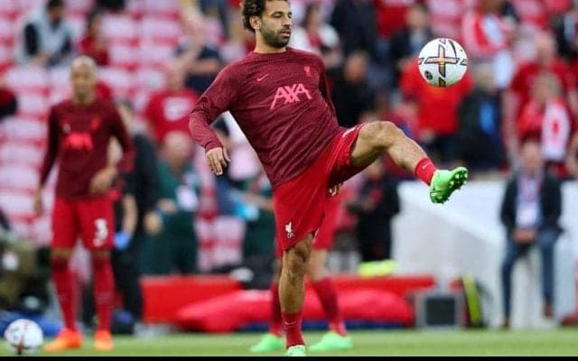 リバプールFWサラーが“ボコボコ”の腹筋を露わに！W杯不出場でもコンディションをキープ「冬休み中もハードワーク」