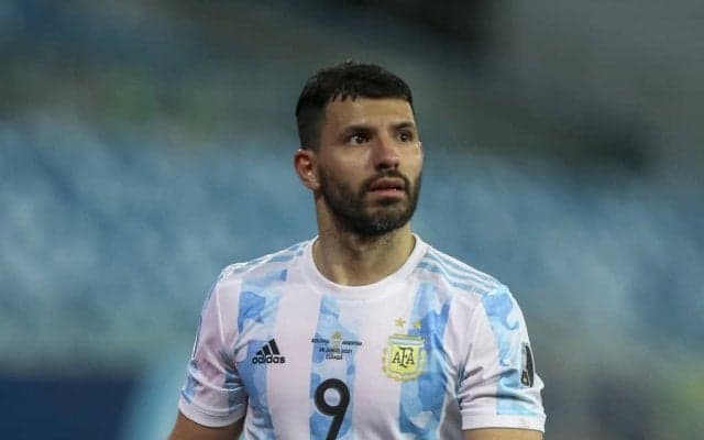 「気まずそうな顔しとる」元アルゼンチン代表FWアグエロ、カタールW杯に向かう機内で「ブラジル代表サポーター」を発見! ファンから「こんな奇跡あるもんだね」の声挙がる