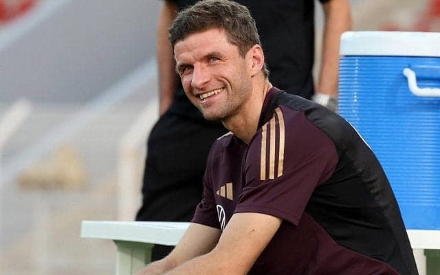 「夏休み中」「真のドイツ人」ミュラーはビーチでパンイチ姿、ドイツ代表がカタールリゾートを満喫！