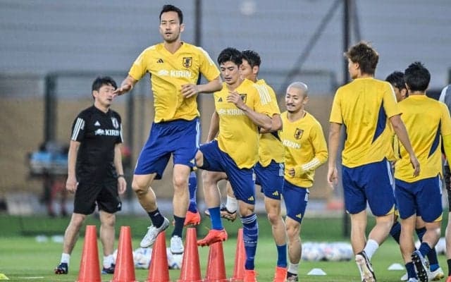 W杯開幕前日に日本代表がキャプテン交代⁉ 練習前の集合写真で起きた西シェフの衝撃早着替えに、ファンから「こういうのめっちゃ好き」「雰囲気よさげ」の声