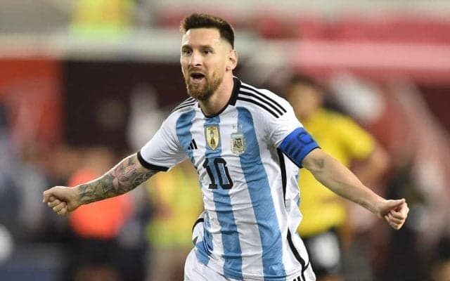 「世代別5人」のアルゼンチン代表FWメッシが集結し、鳥かご対決! アディダスのカタールW杯用CMが「これぞ夢の共演」と話題に