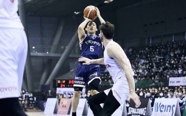 勝負の4Qに河村勇輝が大爆発…激闘を制した横浜BCがA東京にリベンジを果たす