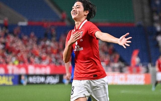 「あざといな〜」「持ち方可愛い」浦和MF小泉佳穂、首里城再建支援マッチでマスコット抱く姿が話題に！ドイツ戦の解説生配信にも出演